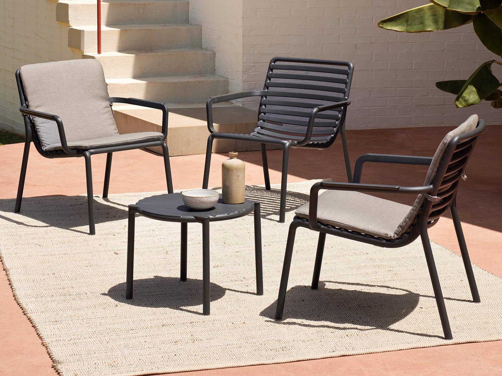 Muebles jardín Cartagena, sofá exterior con cojines impermeables, muebles de terraza modernos Murcia, mesa jardín aluminio Murcia, tumbona madera teca Cartagena, silla cuerda para terraza, iluminación exterior diseño moderno, barbacoas weber Murcia, mobiliario exterior resistente al sol, conjunto exterior aluminio y cuerda, tumbona diseño moderno Murcia