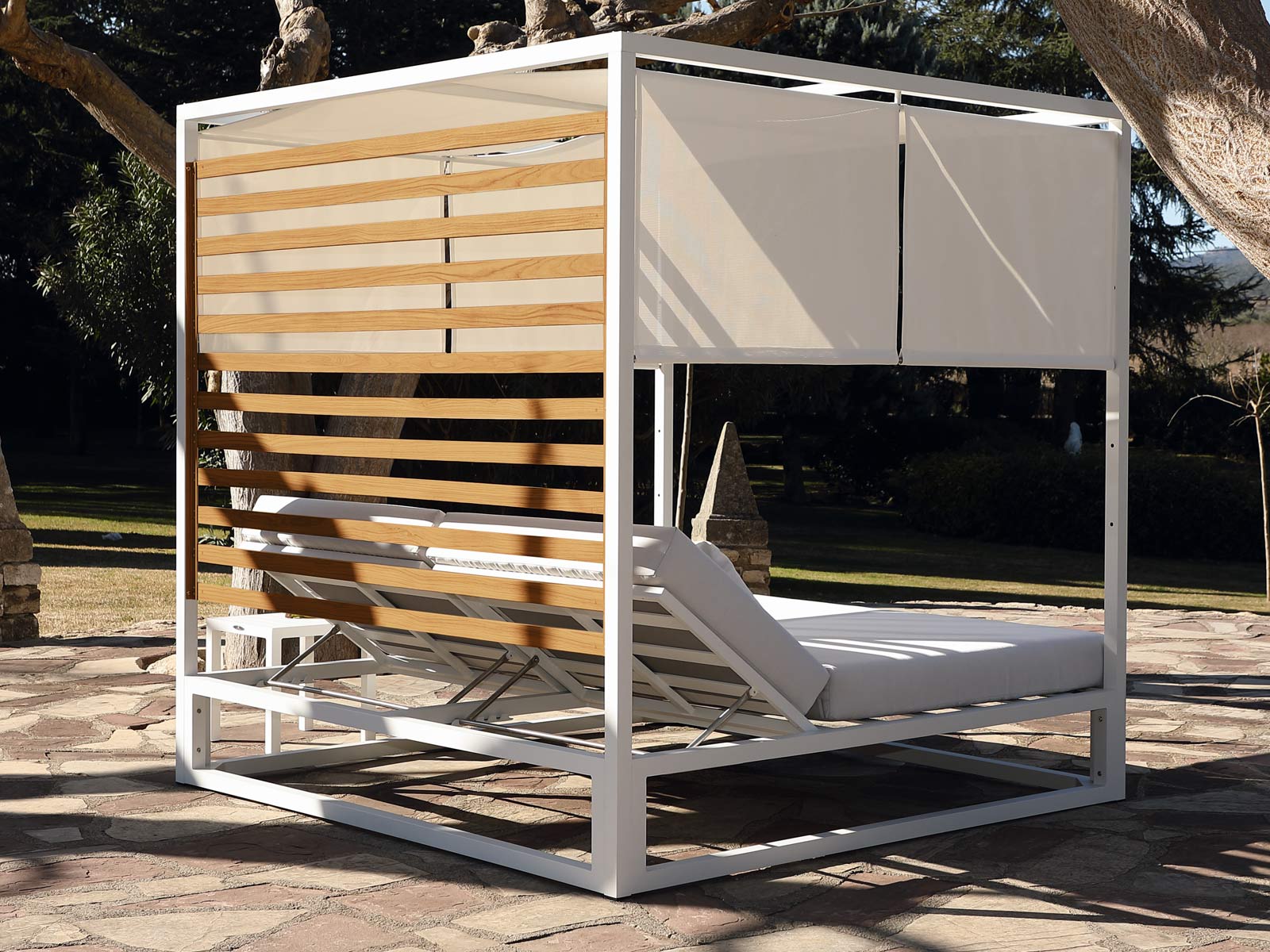Muebles jardín Cartagena, sofá exterior con cojines impermeables, muebles de terraza modernos Murcia, mesa jardín aluminio Murcia, tumbona madera teca Cartagena, silla cuerda para terraza, iluminación exterior diseño moderno, barbacoas weber Murcia, mobiliario exterior resistente al sol, conjunto exterior aluminio y cuerda, tumbona diseño moderno Murcia
