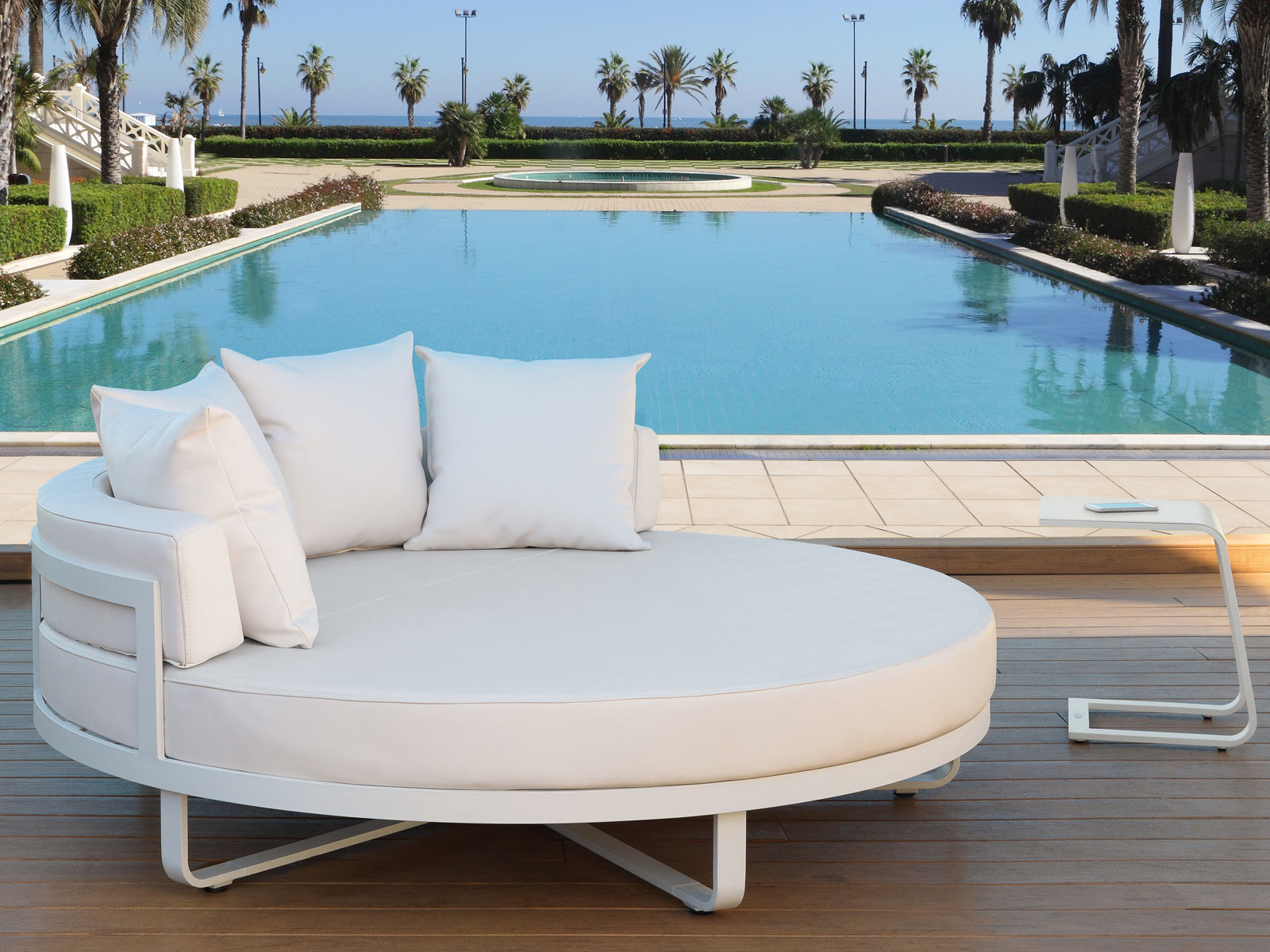 Muebles jardín Cartagena, sofá exterior con cojines impermeables, muebles de terraza modernos Murcia, mesa jardín aluminio Murcia, tumbona madera teca Cartagena, silla cuerda para terraza, iluminación exterior diseño moderno, barbacoas weber Murcia, mobiliario exterior resistente al sol, conjunto exterior aluminio y cuerda, tumbona diseño moderno Murcia