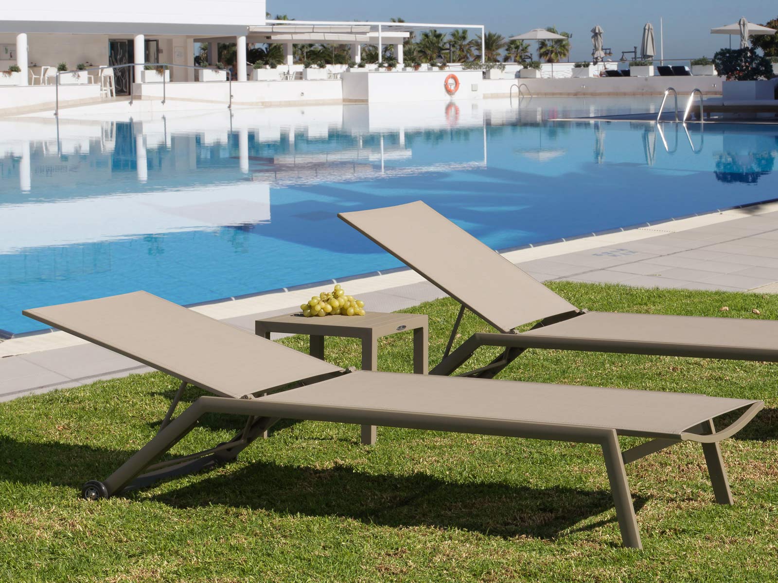 Muebles jardín Cartagena, sofá exterior con cojines impermeables, muebles de terraza modernos Murcia, mesa jardín aluminio Murcia, tumbona madera teca Cartagena, silla cuerda para terraza, iluminación exterior diseño moderno, barbacoas weber Murcia, mobiliario exterior resistente al sol, conjunto exterior aluminio y cuerda, tumbona diseño moderno Murcia