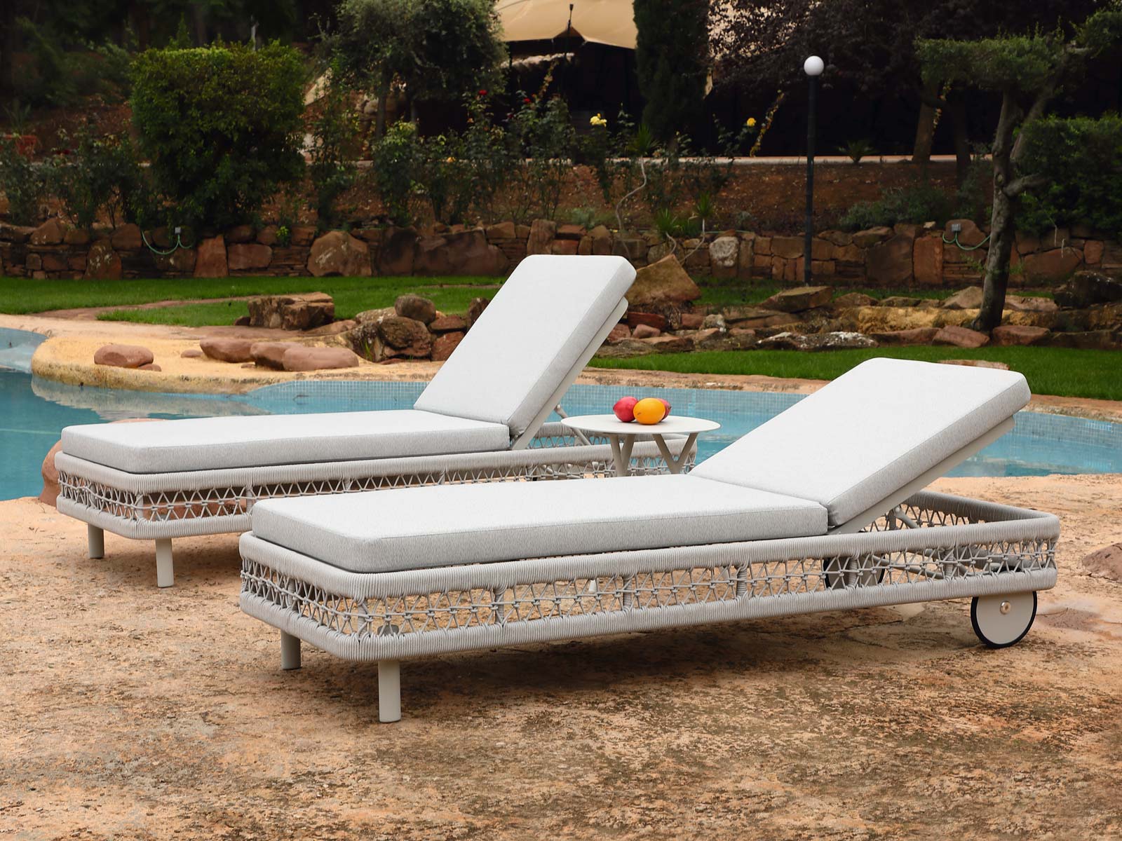 Muebles jardín Cartagena, sofá exterior con cojines impermeables, muebles de terraza modernos Murcia, mesa jardín aluminio Murcia, tumbona madera teca Cartagena, silla cuerda para terraza, iluminación exterior diseño moderno, barbacoas weber Murcia, mobiliario exterior resistente al sol, conjunto exterior aluminio y cuerda, tumbona diseño moderno Murcia