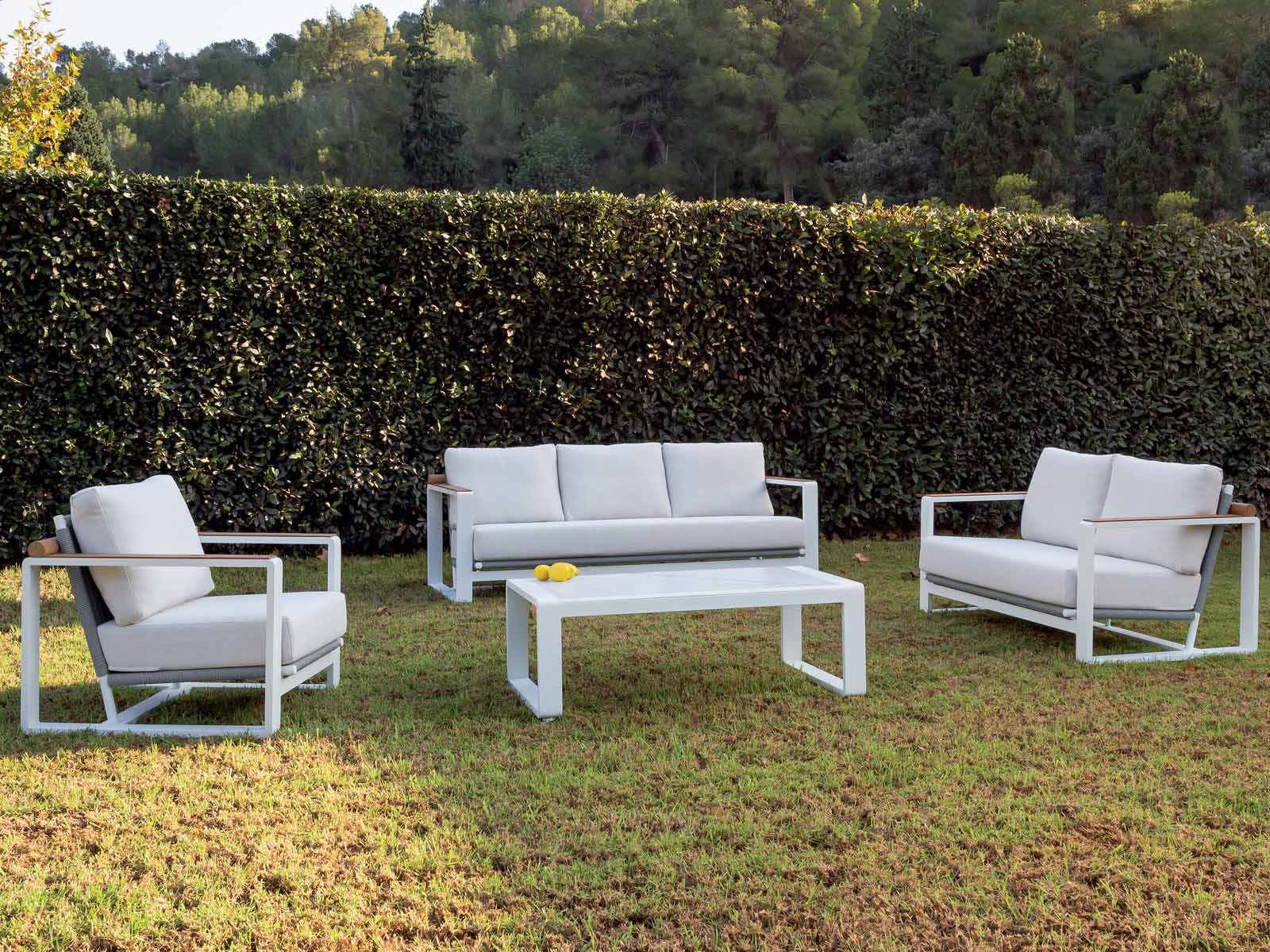 Muebles jardín Cartagena, sofá exterior con cojines impermeables, muebles de terraza modernos Murcia, mesa jardín aluminio Murcia, tumbona madera teca Cartagena, silla cuerda para terraza, iluminación exterior diseño moderno, barbacoas weber Murcia, mobiliario exterior resistente al sol, conjunto exterior aluminio y cuerda, tumbona diseño moderno Murcia