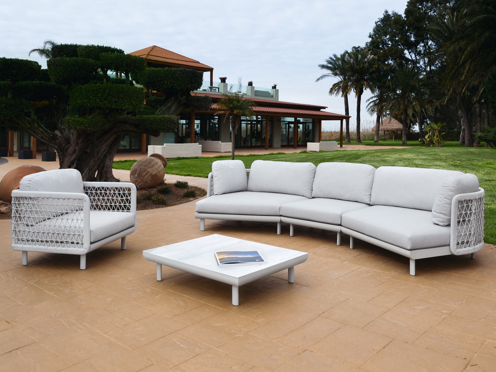Muebles jardín Cartagena, sofá exterior con cojines impermeables, muebles de terraza modernos Murcia, mesa jardín aluminio Murcia, tumbona madera teca Cartagena, silla cuerda para terraza, iluminación exterior diseño moderno, barbacoas weber Murcia, mobiliario exterior resistente al sol, conjunto exterior aluminio y cuerda, tumbona diseño moderno Murcia
