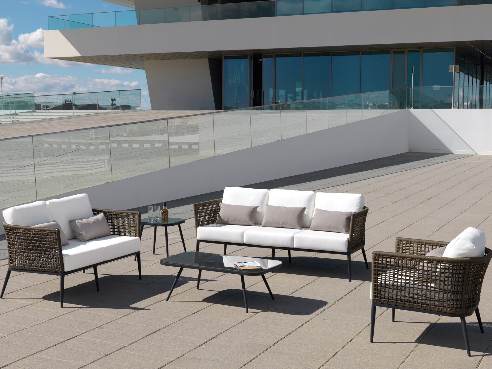 Muebles jardín Cartagena, sofá exterior con cojines impermeables, muebles de terraza modernos Murcia, mesa jardín aluminio Murcia, tumbona madera teca Cartagena, silla cuerda para terraza, iluminación exterior diseño moderno, barbacoas weber Murcia, mobiliario exterior resistente al sol, conjunto exterior aluminio y cuerda, tumbona diseño moderno Murcia