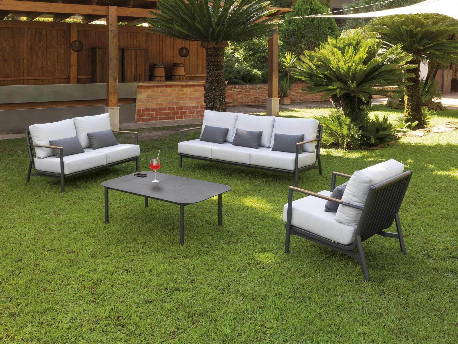 Muebles jardín Cartagena, sofá exterior con cojines impermeables, muebles de terraza modernos Murcia, mesa jardín aluminio Murcia, tumbona madera teca Cartagena, silla cuerda para terraza, iluminación exterior diseño moderno, barbacoas weber Murcia, mobiliario exterior resistente al sol, conjunto exterior aluminio y cuerda, tumbona diseño moderno Murcia