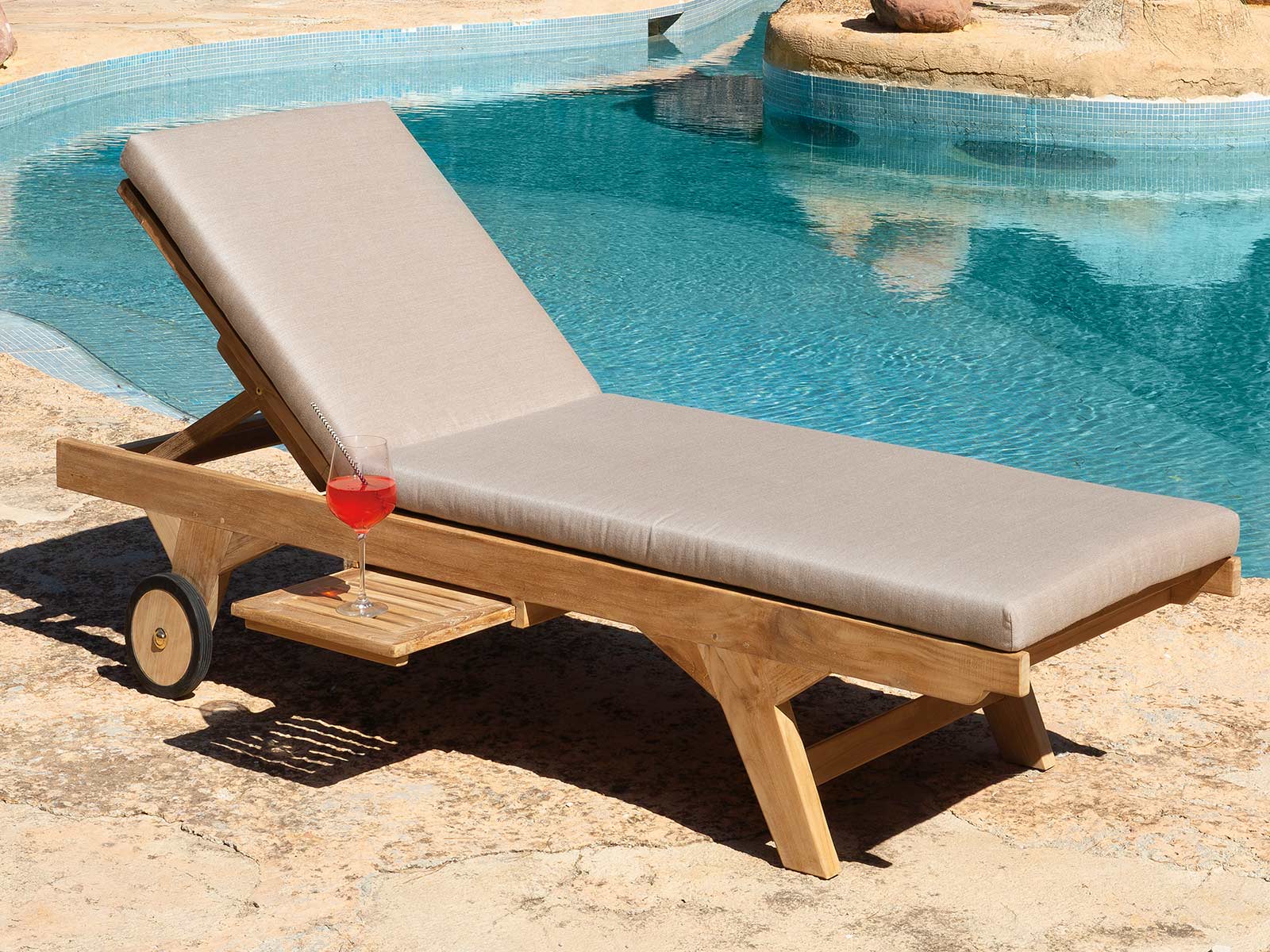 Muebles jardín Cartagena, sofá exterior con cojines impermeables, muebles de terraza modernos Murcia, mesa jardín aluminio Murcia, tumbona madera teca Cartagena, silla cuerda para terraza, iluminación exterior diseño moderno, barbacoas weber Murcia, mobiliario exterior resistente al sol, conjunto exterior aluminio y cuerda, tumbona diseño moderno Murcia