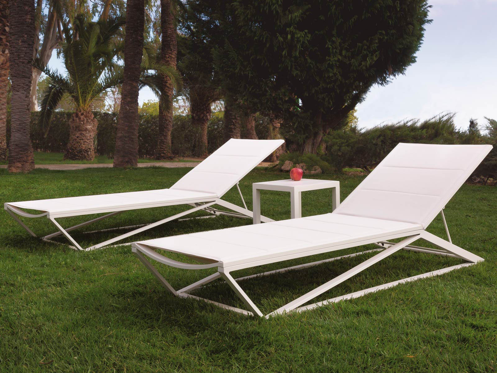 Muebles jardín Cartagena, sofá exterior con cojines impermeables, muebles de terraza modernos Murcia, mesa jardín aluminio Murcia, tumbona madera teca Cartagena, silla cuerda para terraza, iluminación exterior diseño moderno, barbacoas weber Murcia, mobiliario exterior resistente al sol, conjunto exterior aluminio y cuerda, tumbona diseño moderno Murcia