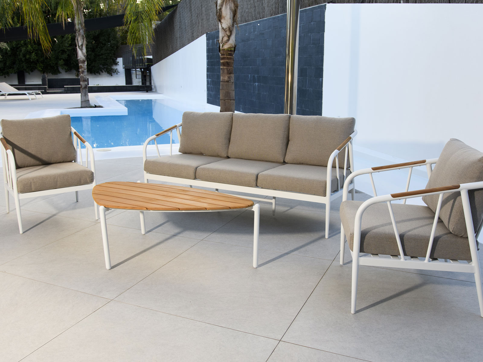 Muebles jardín Cartagena, sofá exterior con cojines impermeables, muebles de terraza modernos Murcia, mesa jardín aluminio Murcia, tumbona madera teca Cartagena, silla cuerda para terraza, iluminación exterior diseño moderno, barbacoas weber Murcia, mobiliario exterior resistente al sol, conjunto exterior aluminio y cuerda, tumbona diseño moderno Murcia