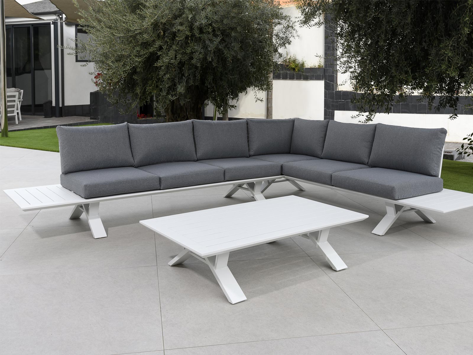 Muebles jardín Cartagena, sofá exterior con cojines impermeables, muebles de terraza modernos Murcia, mesa jardín aluminio Murcia, tumbona madera teca Cartagena, silla cuerda para terraza, iluminación exterior diseño moderno, barbacoas weber Murcia, mobiliario exterior resistente al sol, conjunto exterior aluminio y cuerda, tumbona diseño moderno Murcia